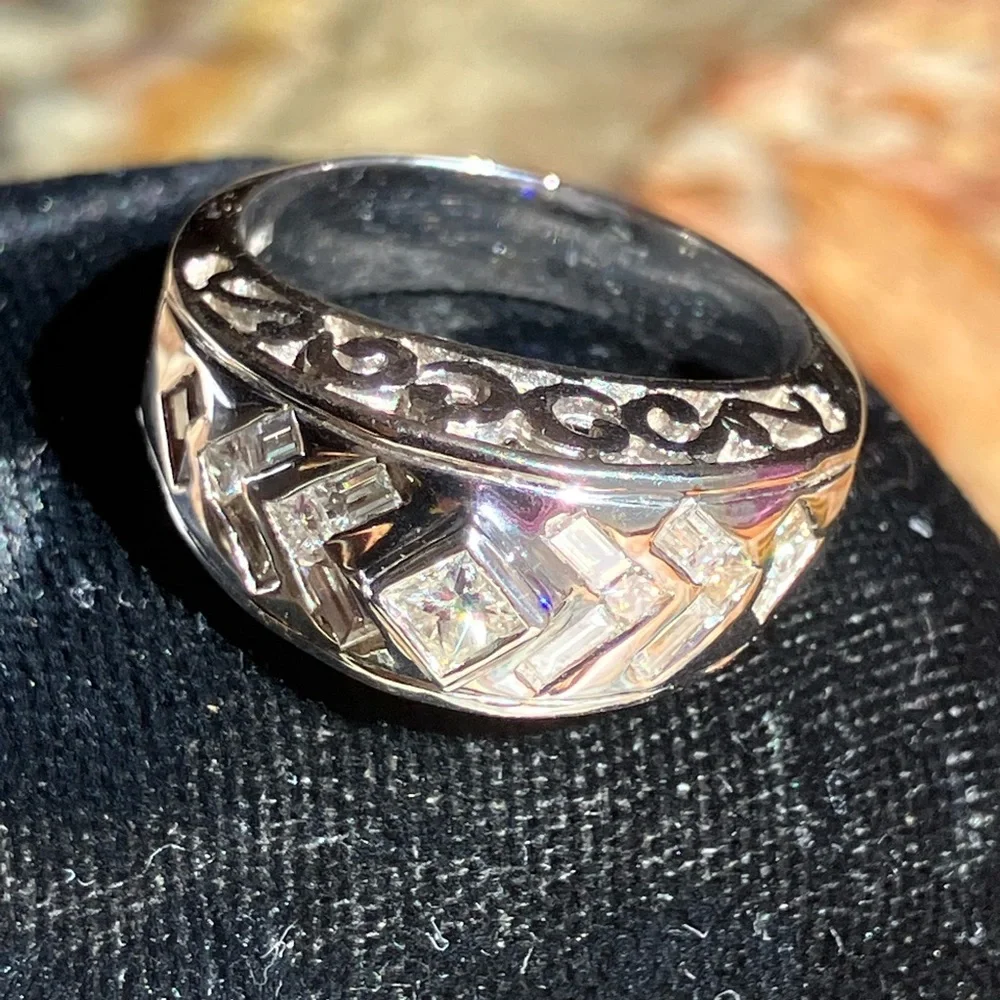 Diamond ring. - Picture 2 of 2